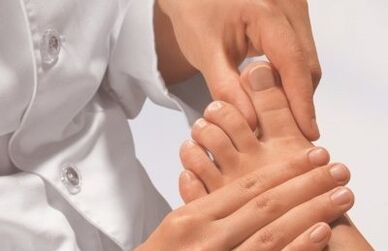 Doktorovy prsty zkouší houbou nohou